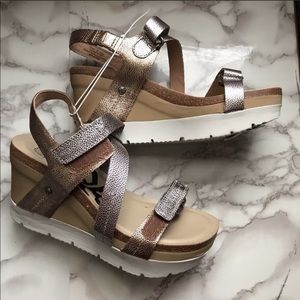 OTBT Wavey Gold sandals. Never worn.
